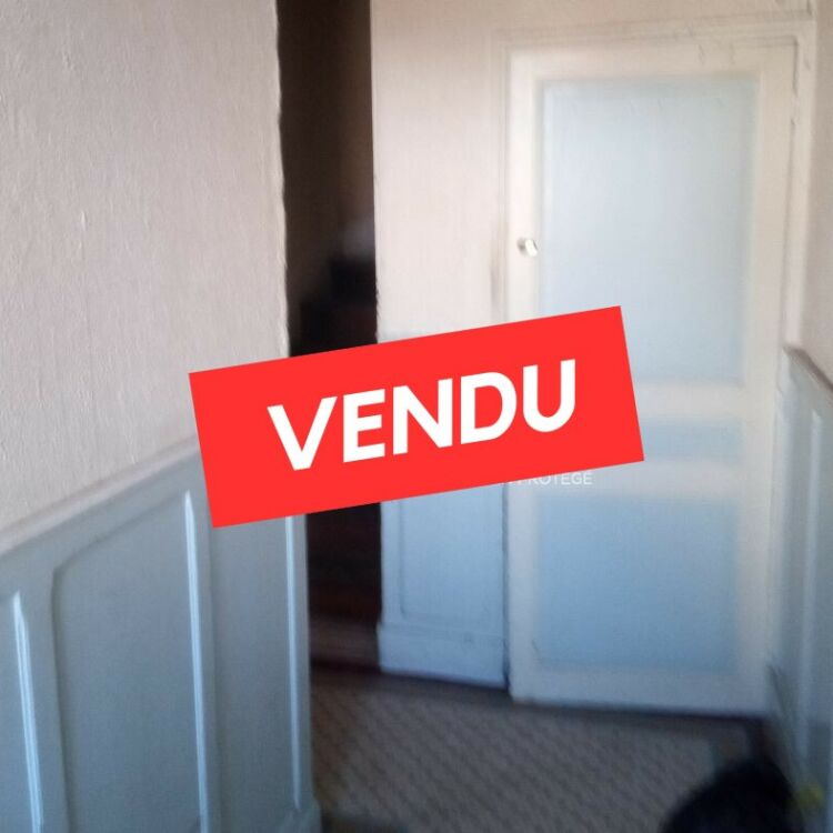 Immeuble - 1 fonds de commerce + 2 appartements - 172,76 m²