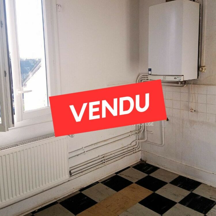 Immeuble - 1 fonds de commerce + 2 appartements - 172,76 m²